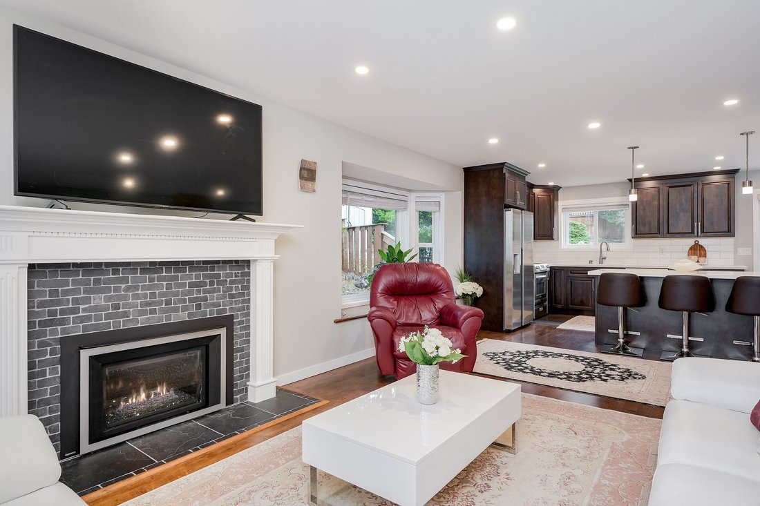 House in Saanich, British Columbia, Canada 3 - 19126053