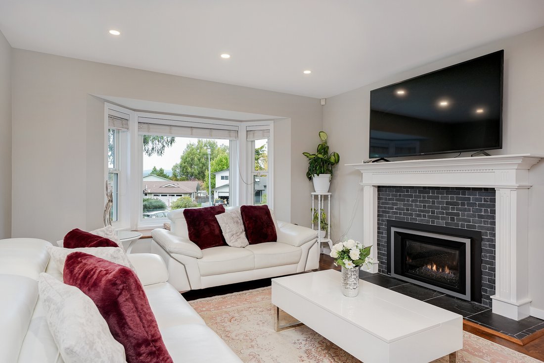 House in Saanich, British Columbia, Canada 2 - 19126053