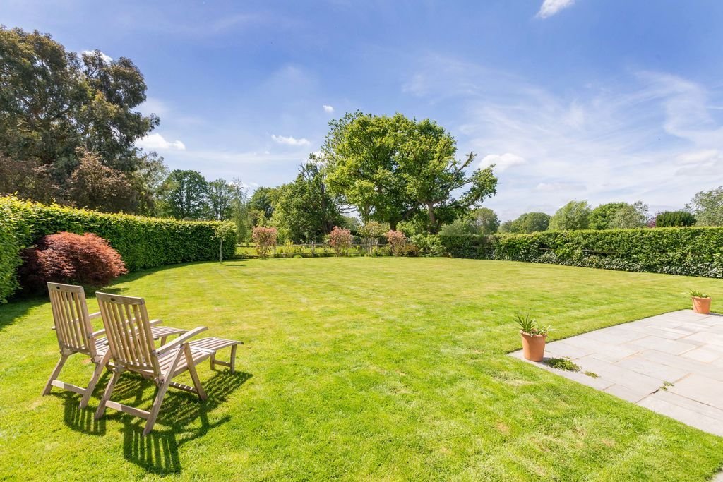Bungalow in Windlesham, England 3 - 19124543