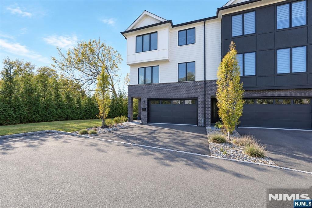 Townhouse in Paramus, New Jersey, United States 2 - 19126923