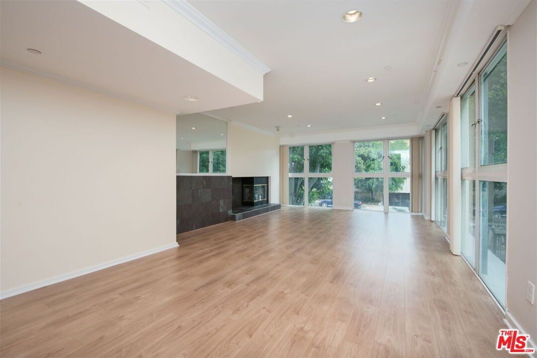 Los Angeles, California, United States 2 - 19126359