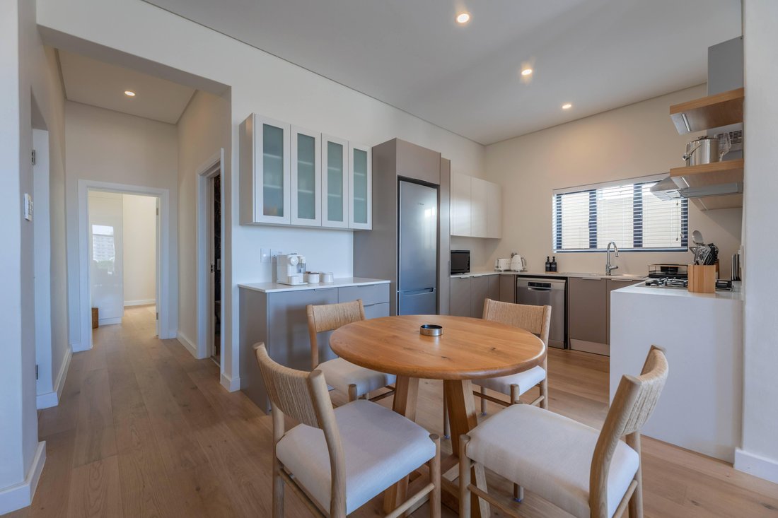 Apartment in Sea Point, Atlantic Seaboard, Cape Town 5 - 19123531