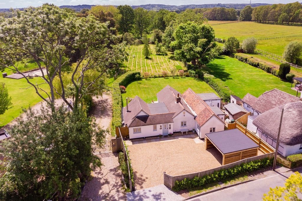 Bungalow in Windlesham, England 1 - 19124543