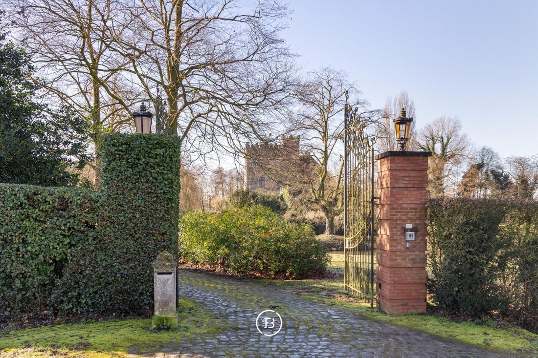 Castello a Hasselt, Fiandre, Belgio 1 - 19122100