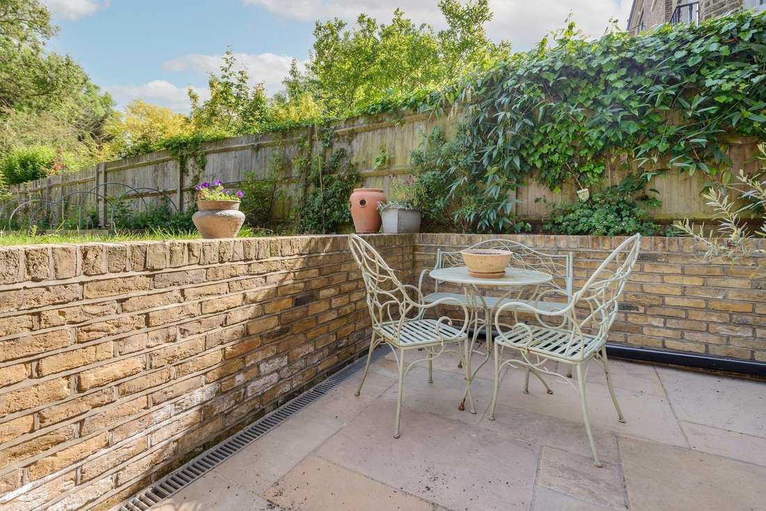 Apartment in Brondesbury Park, Brent, England 5 - 19124483