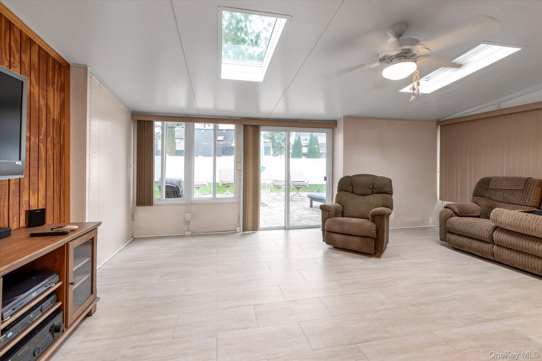 House in Levittown, New York, United States 3 - 19135657