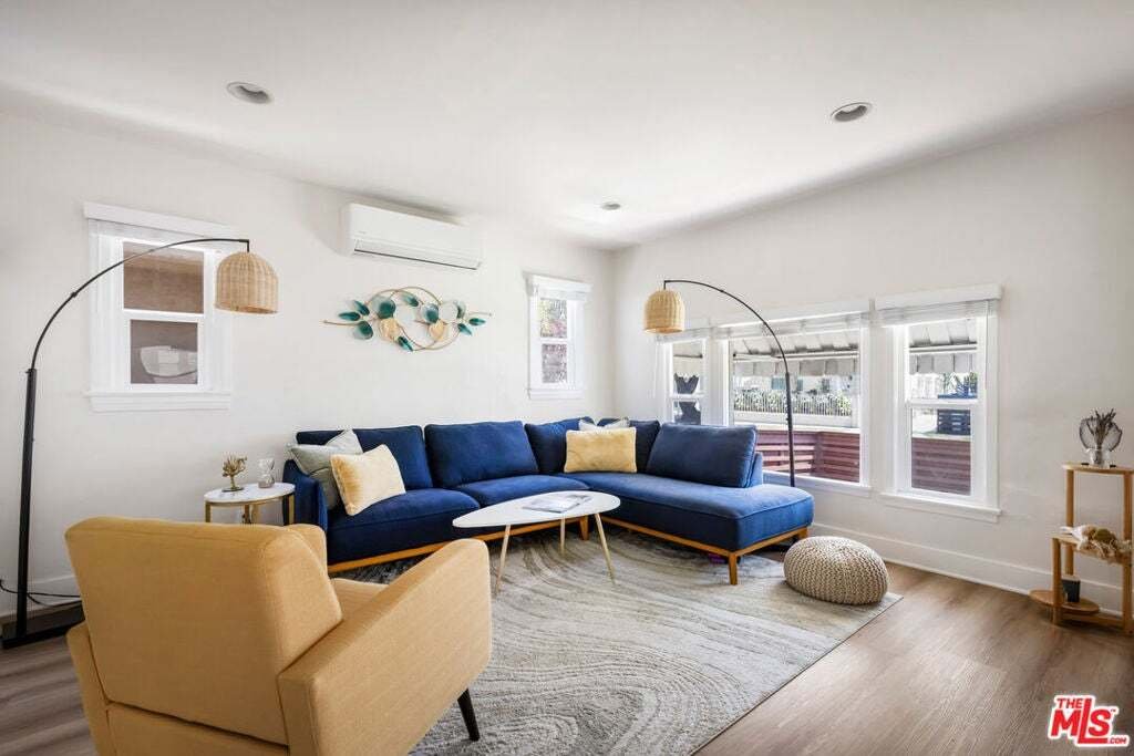 Los Angeles, California, United States 4 - 19124651