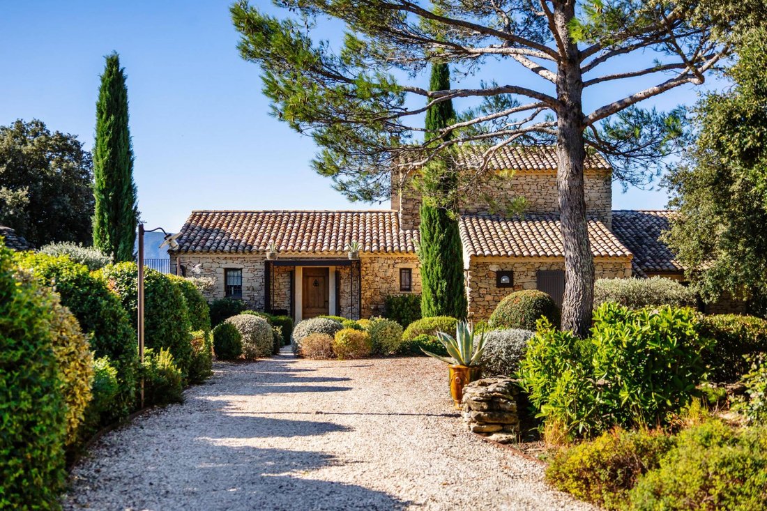 Estate in Gordes, Provence-Alpes-Côte d'Azur, France 1 - 19126257