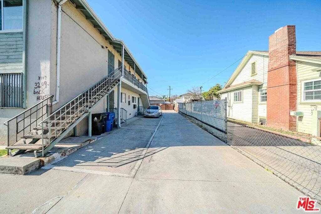 Los Angeles, California, United States 4 - 19136395