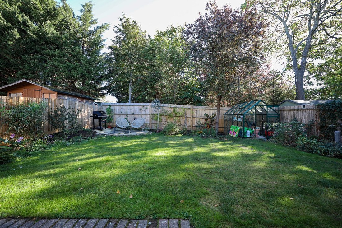 Chalet in Burgess Hill, England 2 - 19122780