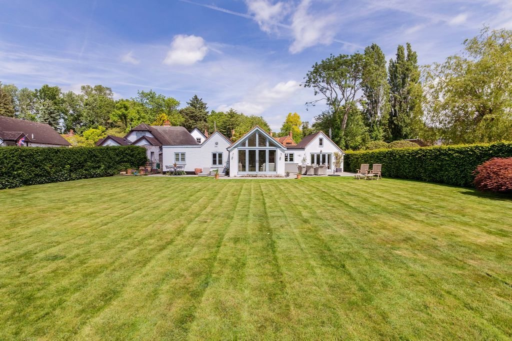 Bungalow in Windlesham, England 2 - 19124543