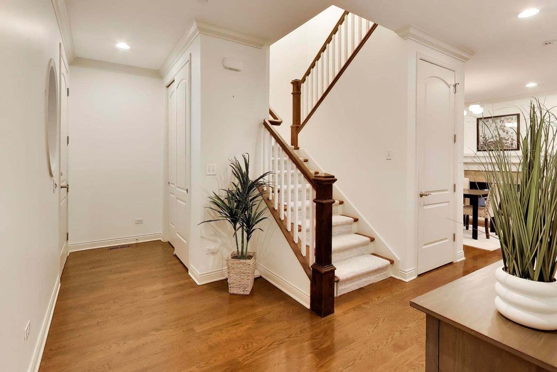 Townhouse in Willowbrook, Illinois, United States 3 - 19125131