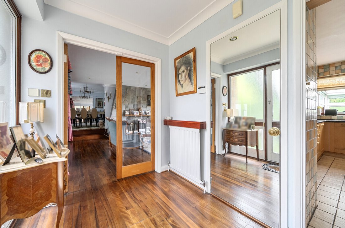 Bungalow in London Borough of Barnet, England 2 - 19124461
