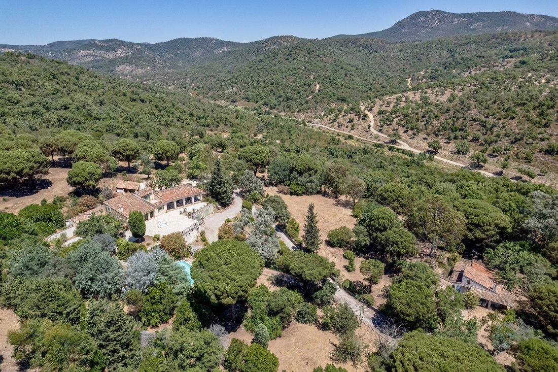 Estate in Le Plan-de-la-Tour, Provence-Alpes-Côte d'Azur, France 1 - 19137665