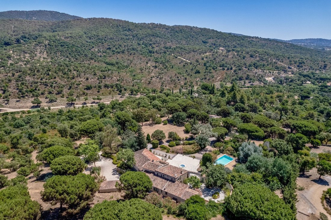 Estate in Le Plan-de-la-Tour, Provence-Alpes-Côte d'Azur, France 2 - 19137665