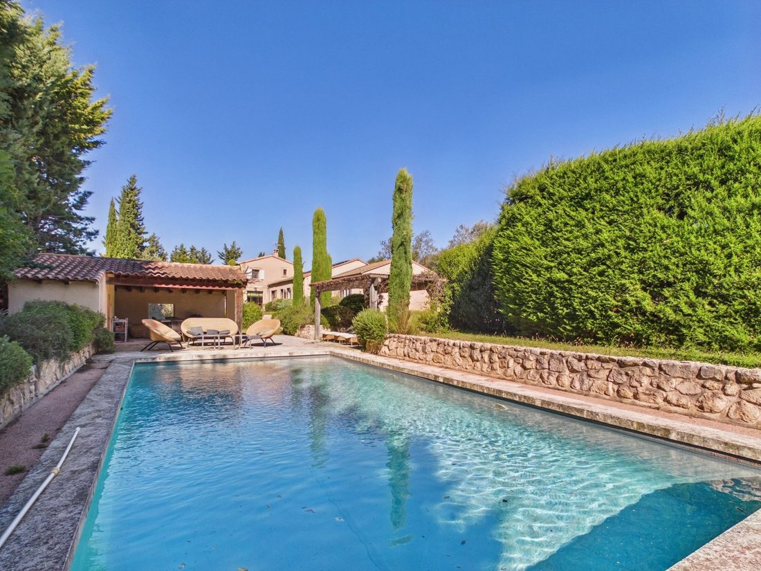 Casa en Fontvieille, Provenza-Alpes-Costa Azul, Francia 1 - 19138312