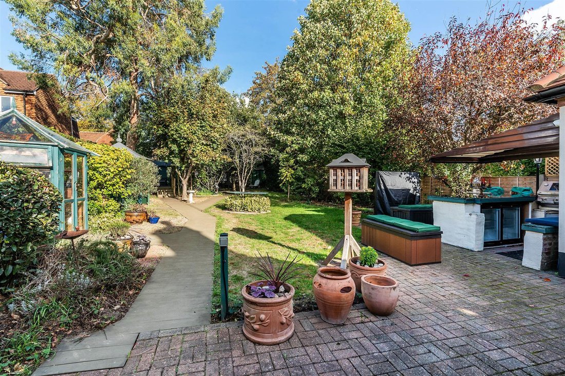 House in Hawks Hill, Fetcham, England 2 - 19139780