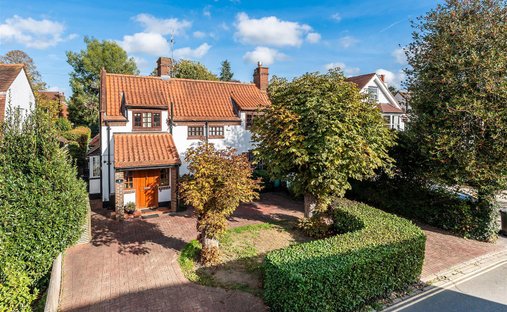 House in Hawks Hill, Fetcham, England 1