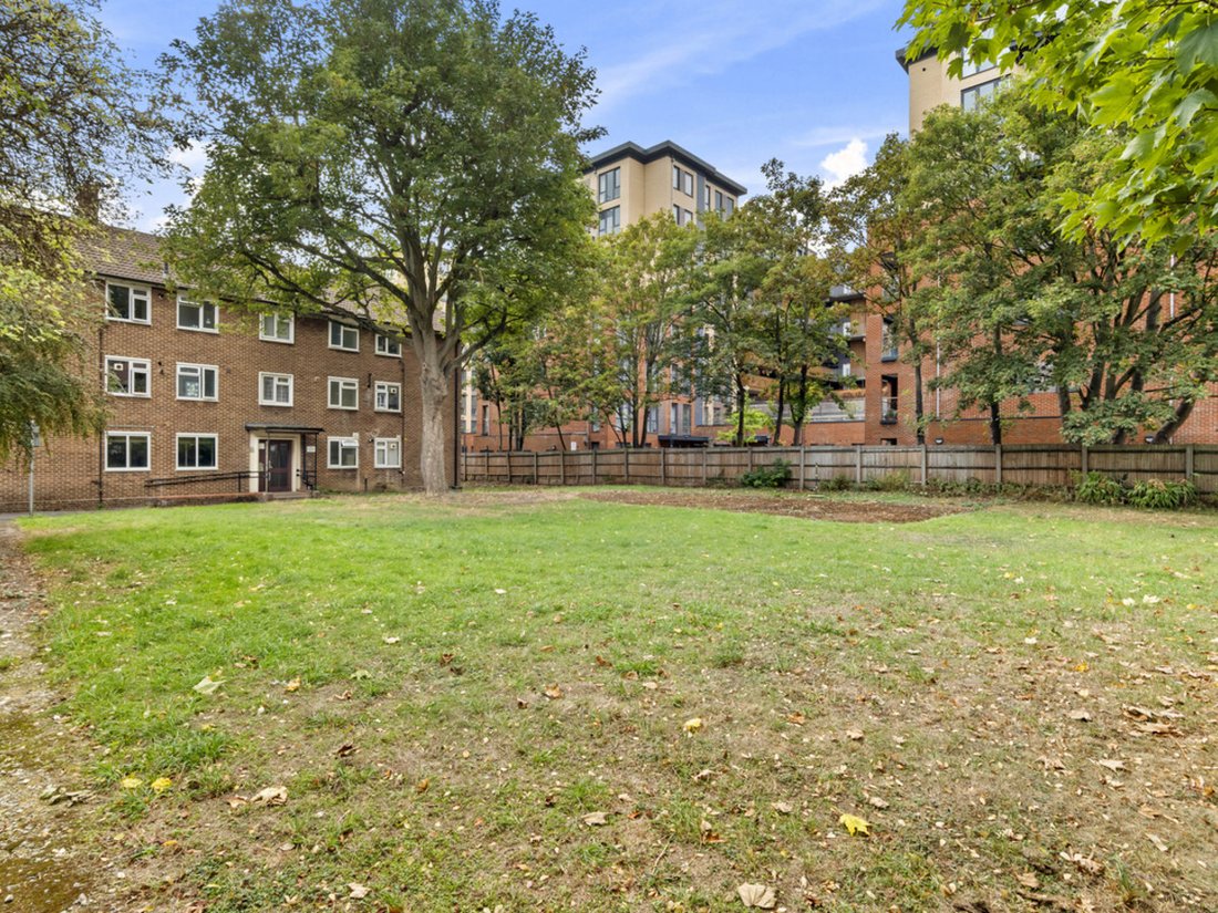 Apartment in East Acton, Ealing, England 5 - 19140998