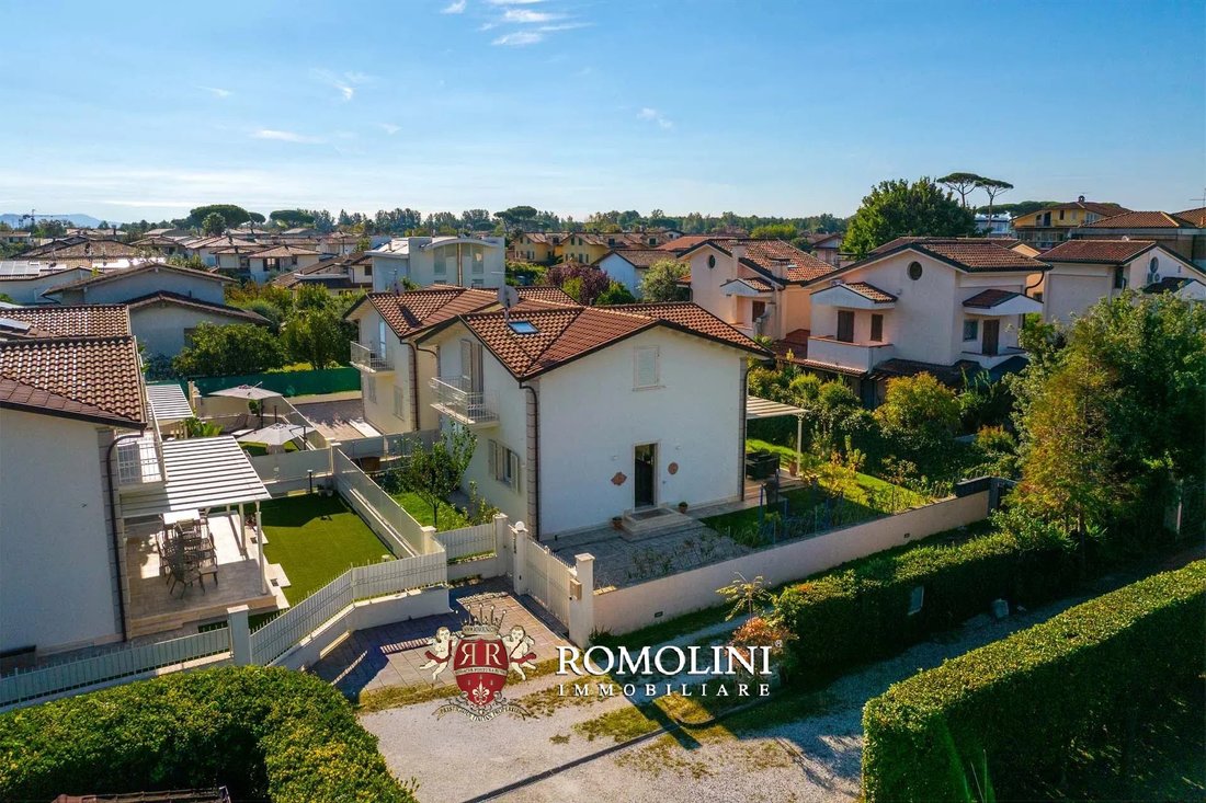 House in Centro, Forte dei Marmi, Tuscany 2 - 19143393