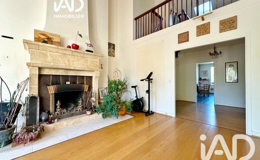 Apartment in Le Village, Louveciennes, France 1