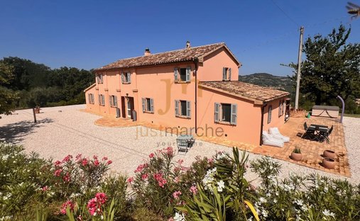 Maisons de campagne à Cartoceto, Marches, Italie 1