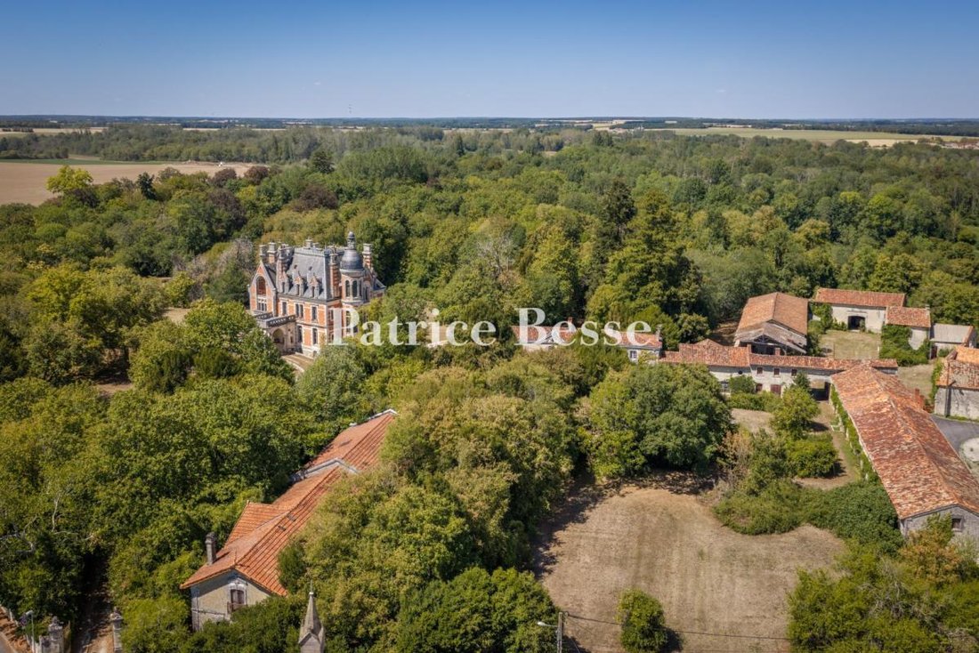 Schloss in Ruffec, Neu-Aquitanien, Frankreich 2 - 19148444