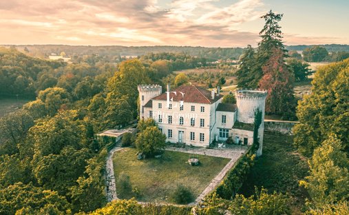 Castillo en San Cybard-Houmeau, Angoulême, Francia 1
