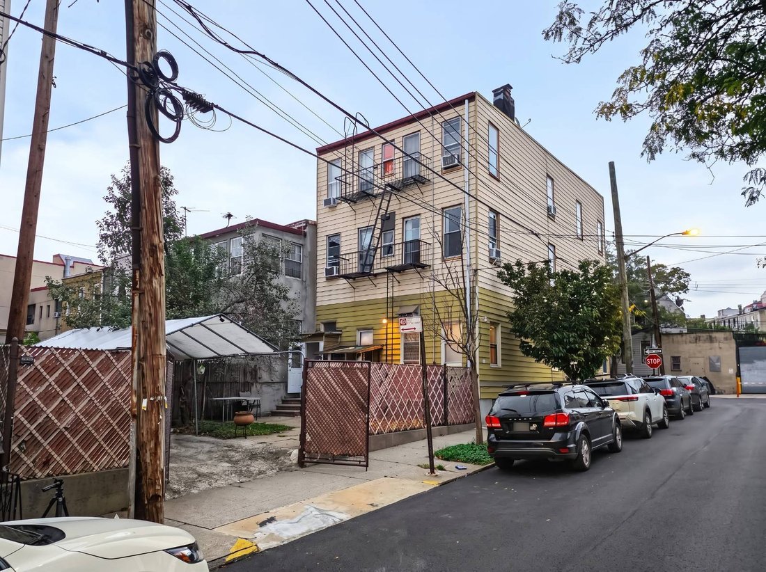 House in New York, New York, United States 2 - 19146685