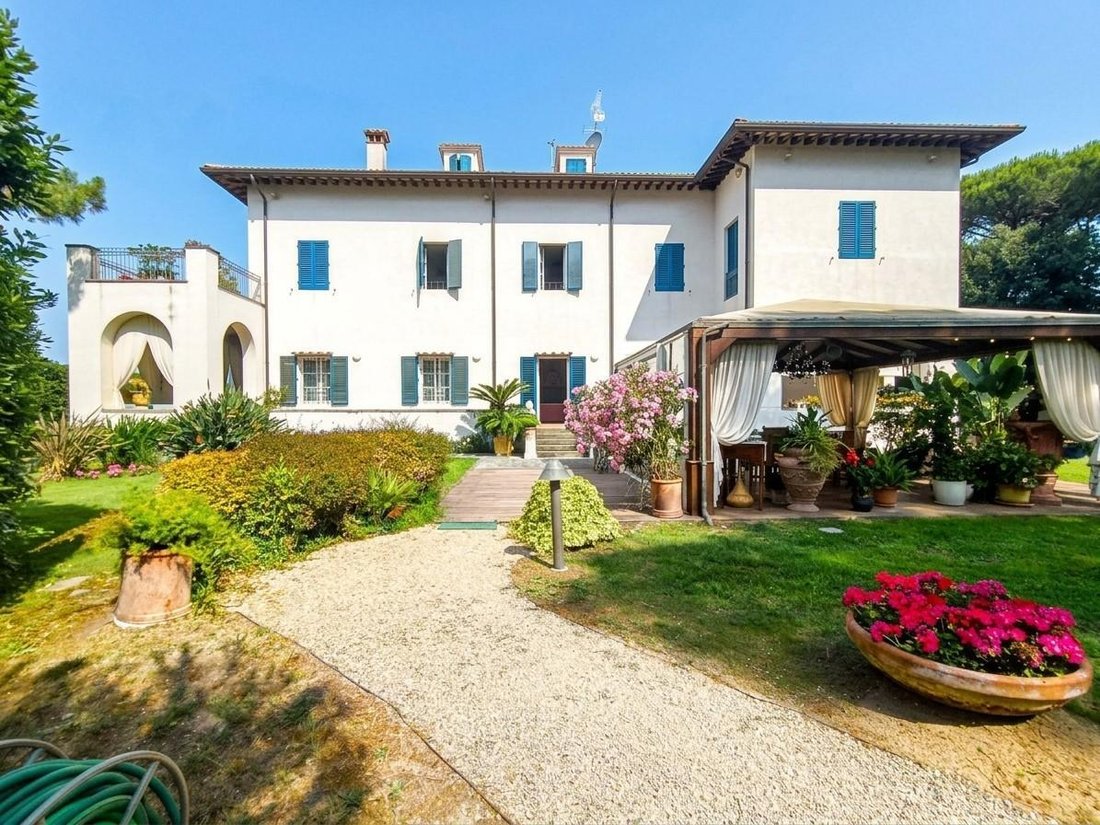 Villa in Ronchi, Massa, Italy 2 - 19147615