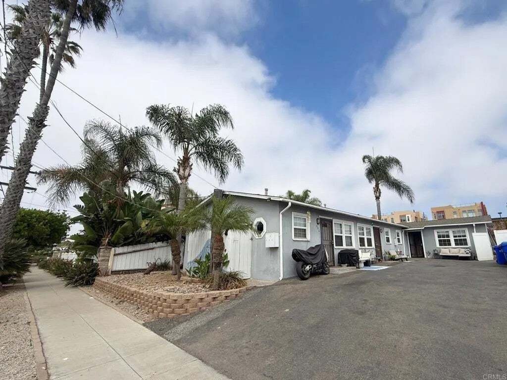 Oceanside, California, United States 1 - 19147605
