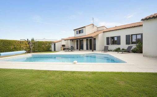 Villa in Saint-Sulpice-de-Royan, Nouvelle-Aquitaine, France 1