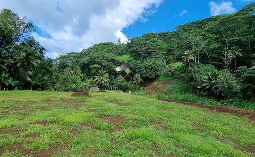 Land in Teva I Uta, Inseln über dem Winde, Französisch-Polynesien 1