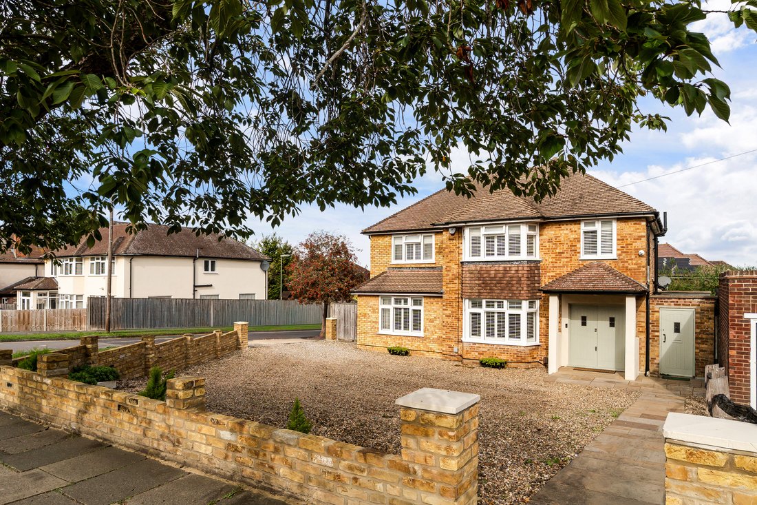 House in Epsom and Ewell, England 1 - 19150259
