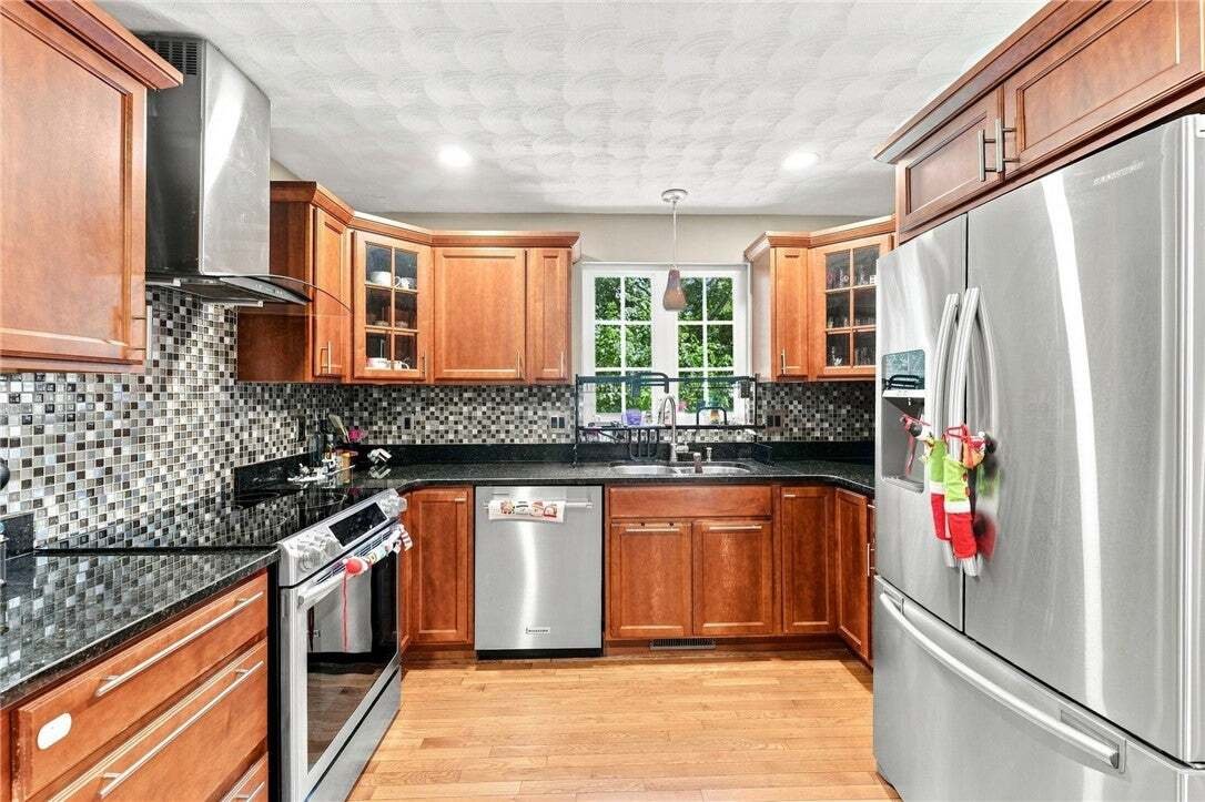 House in West Warwick, Rhode Island, United States 4 - 19149873