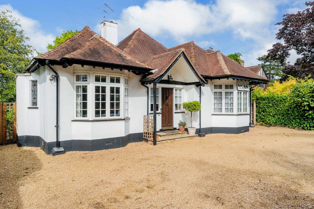 Bungalow in Walton on the Hill, Reigate and Banstead, England 1 - 18899256