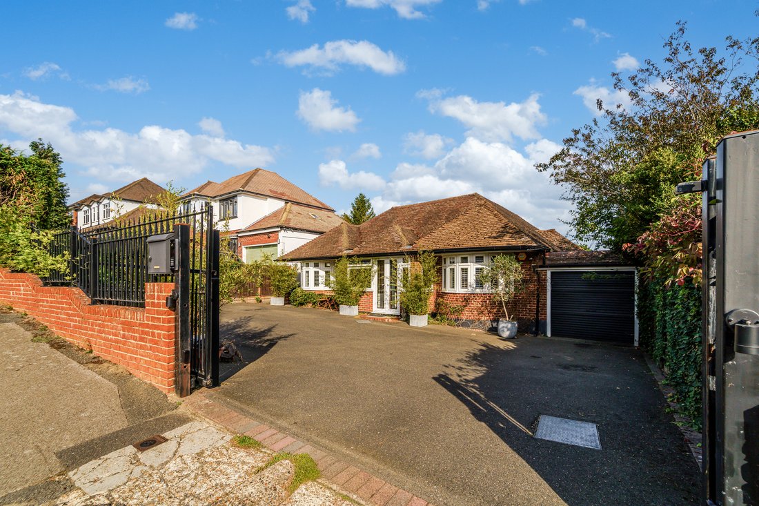 House in Epsom and Ewell, England 1 - 19150345