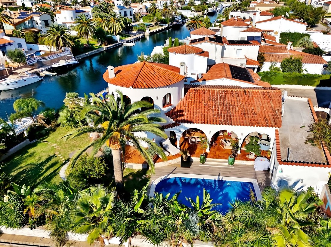 Villa in Empuriabrava, Catalonia, Spain 5 - 19143164