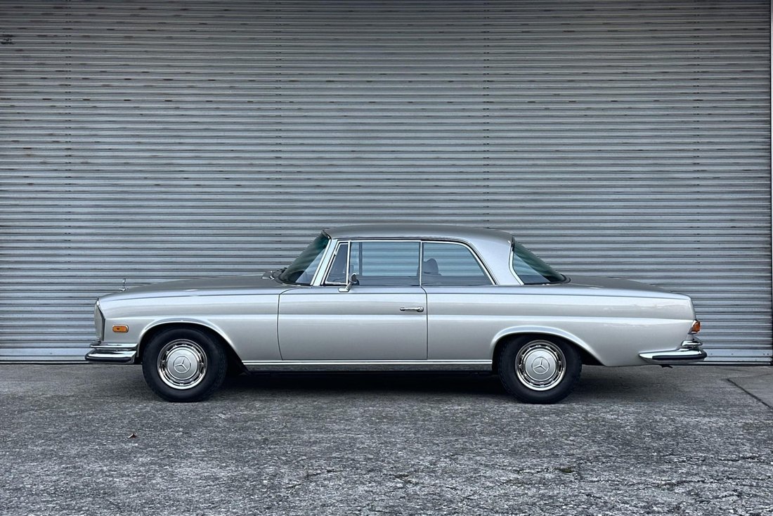 Coupe in Shinjuku City, Japan 4 - 19151888