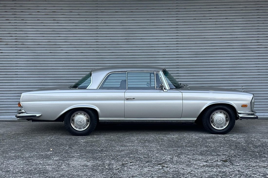 Coupe in Shinjuku City, Japan 5 - 19151888