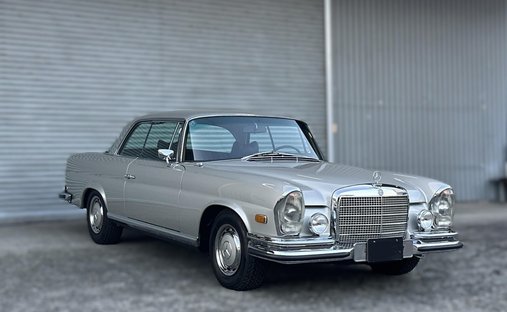 1971 Mercedes-Benz 280 SE in Shinjuku city, Japan 1