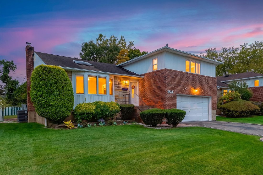 House in East Meadow, New York, United States 1 - 19146379