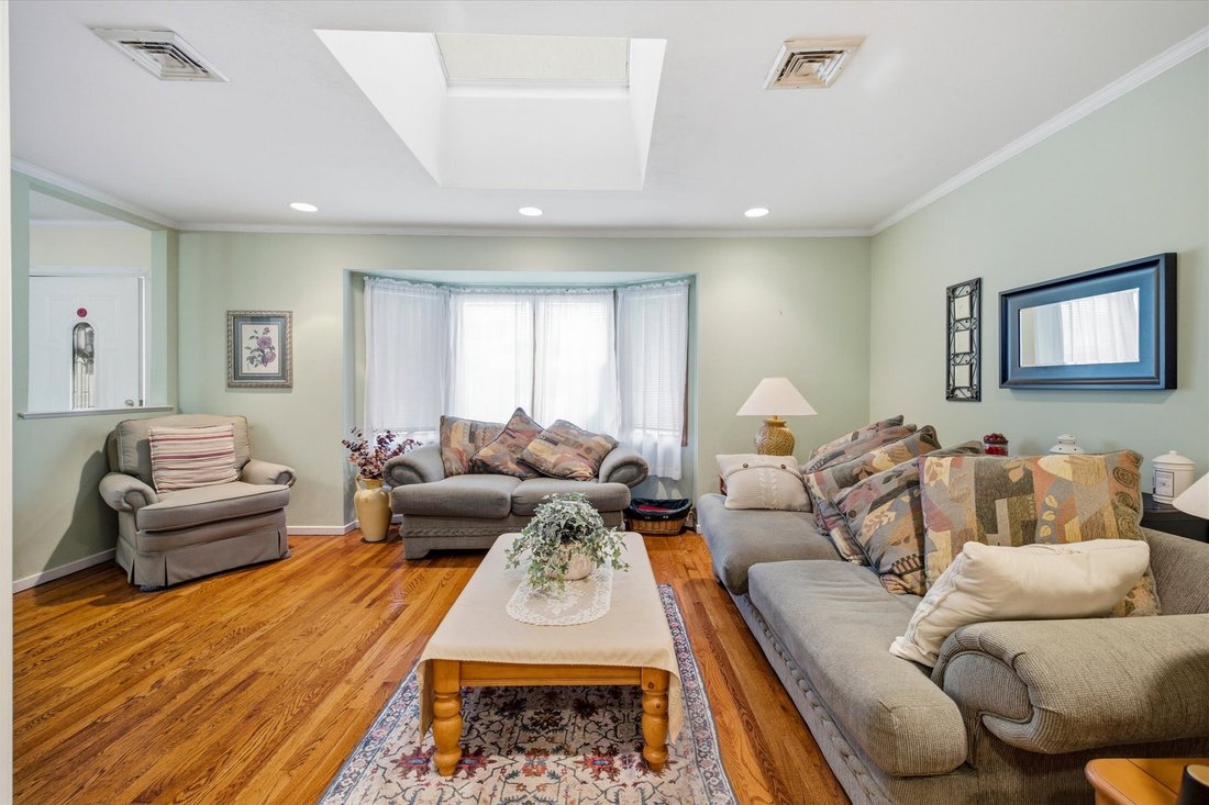 House in East Meadow, New York, United States 4 - 19146379
