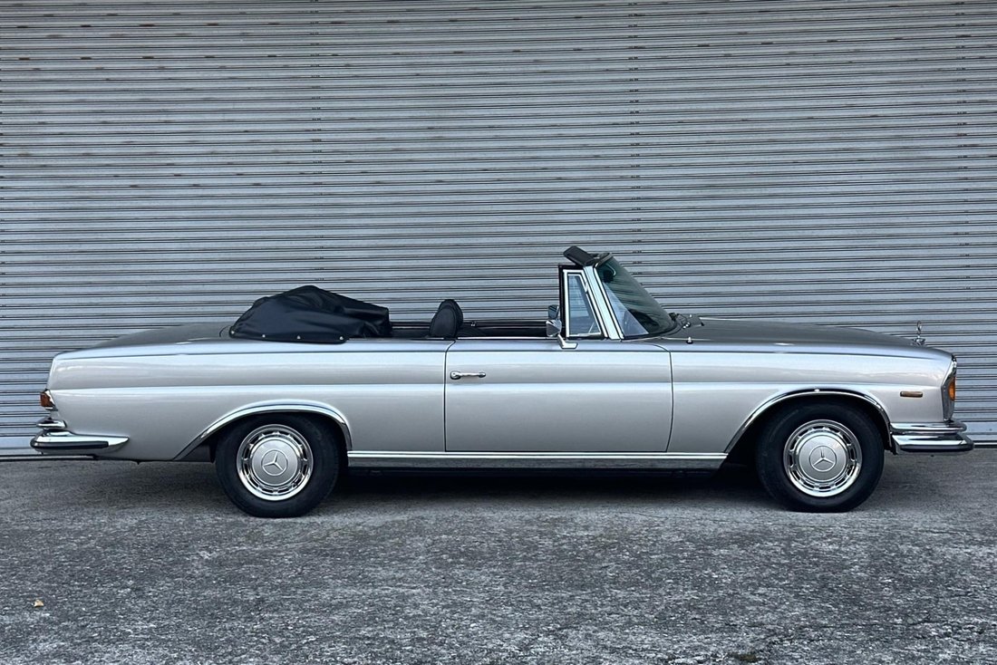 Cabriolet in Shinjuku City, Japan 5 - 19156370