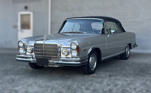 1970 Mercedes-Benz 280 SE 3.5 Cabriolet in Shinjuku city, Japan 1