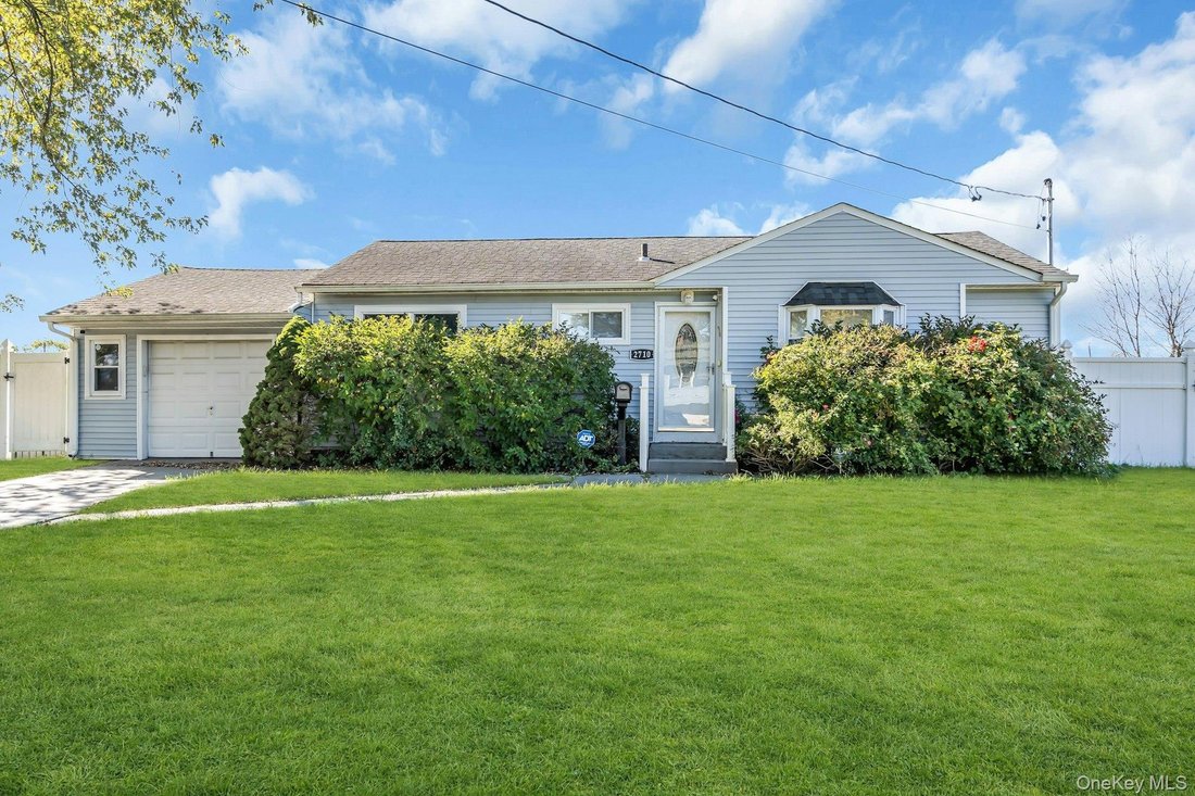 House in Medford, New York, United States 2 - 19156097