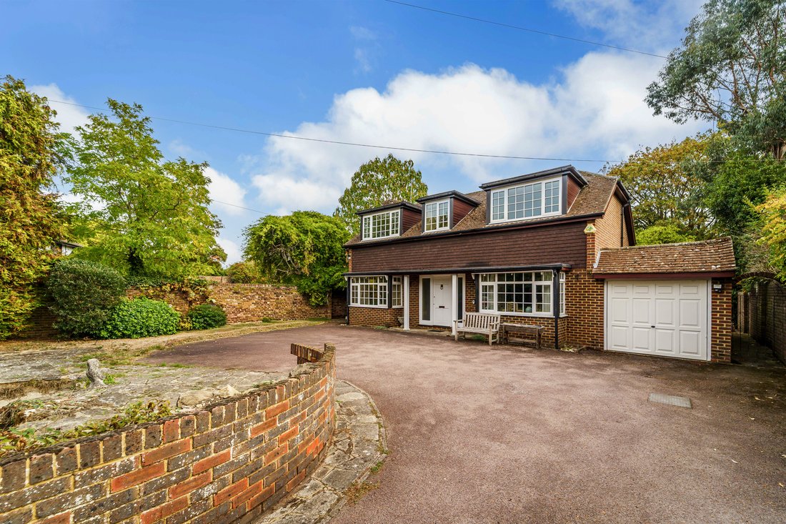 House in Epsom and Ewell, England 1 - 19032463
