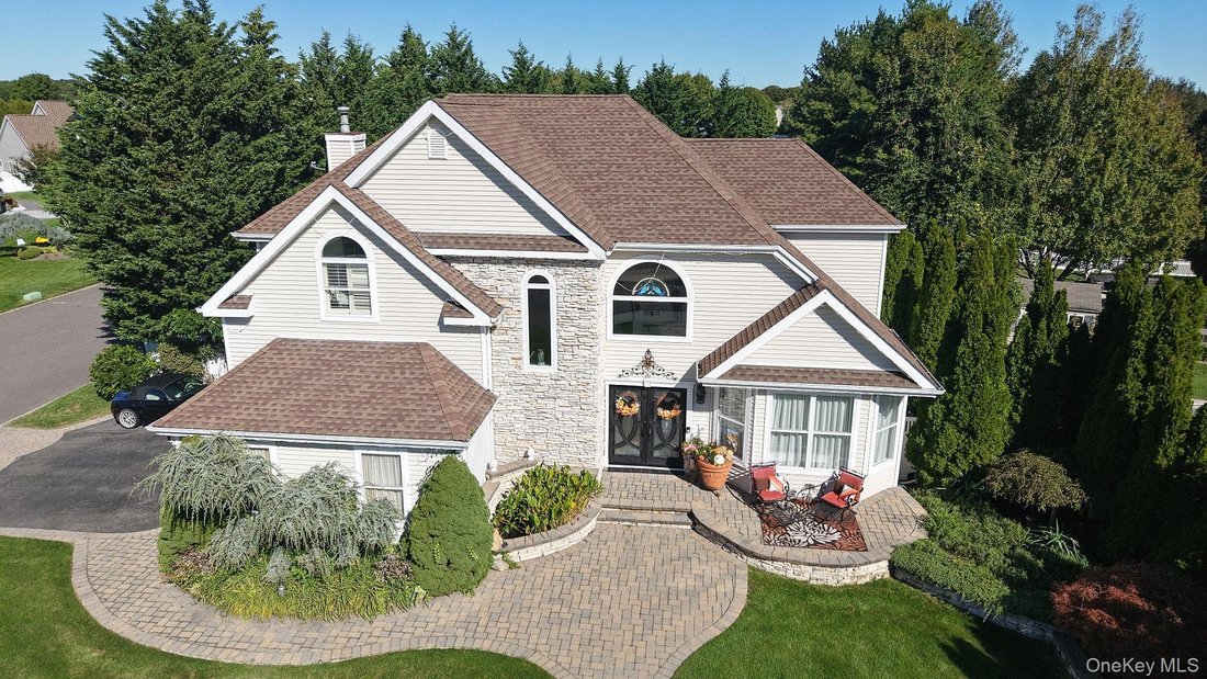 House in Holtsville, New York, United States 1 - 19156936
