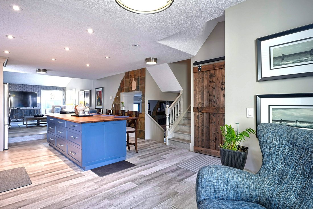 House in Calgary, Alberta, Canada 5 - 19154301