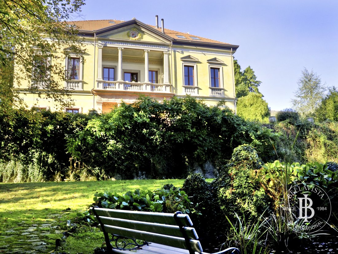 Villa en Cadegliano-Viconago, Lombardía, Italia 1 - 19146954